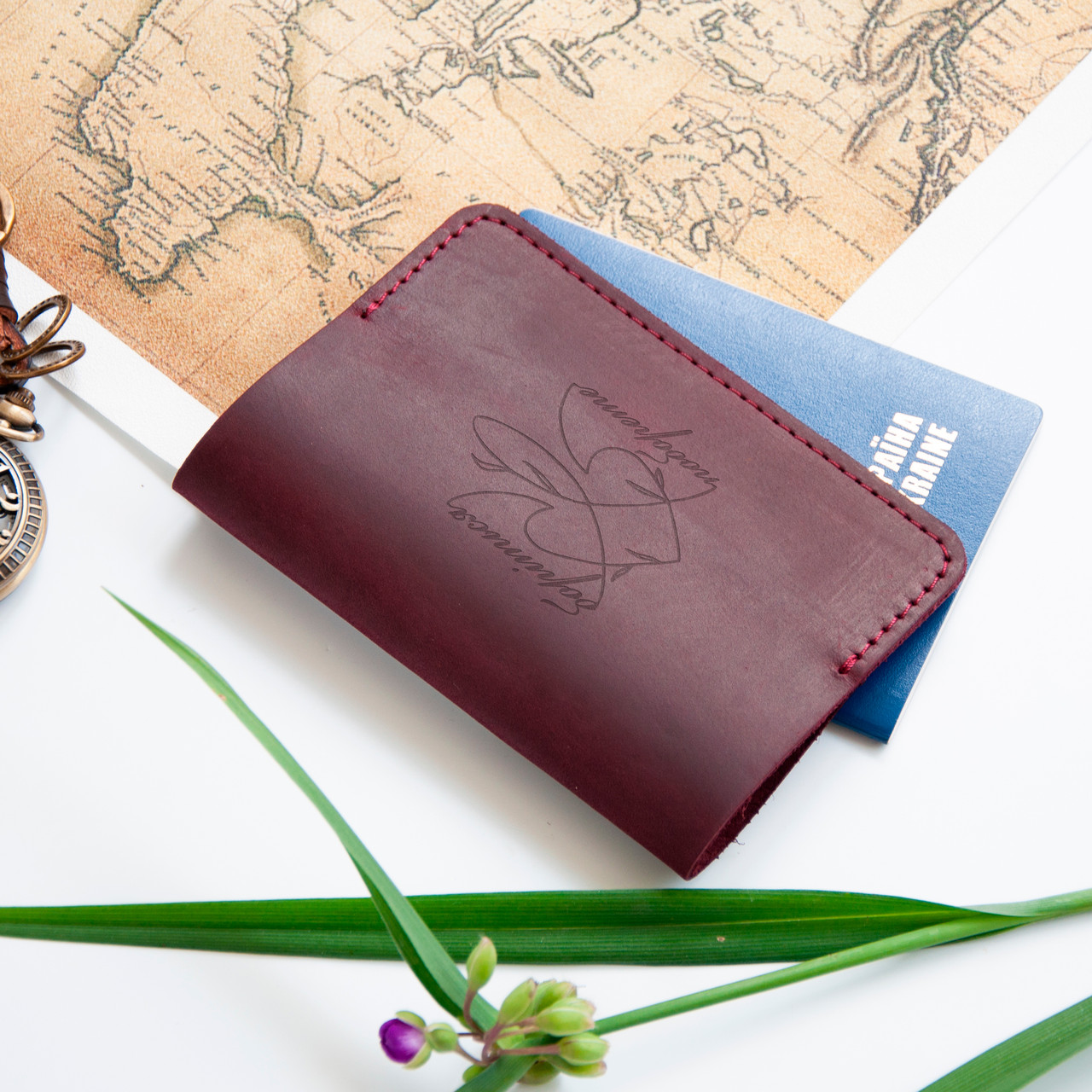 Обкладинка на паспорт із гравіюванням герба України, Фіолетовий, 10х15,5см, фото 1