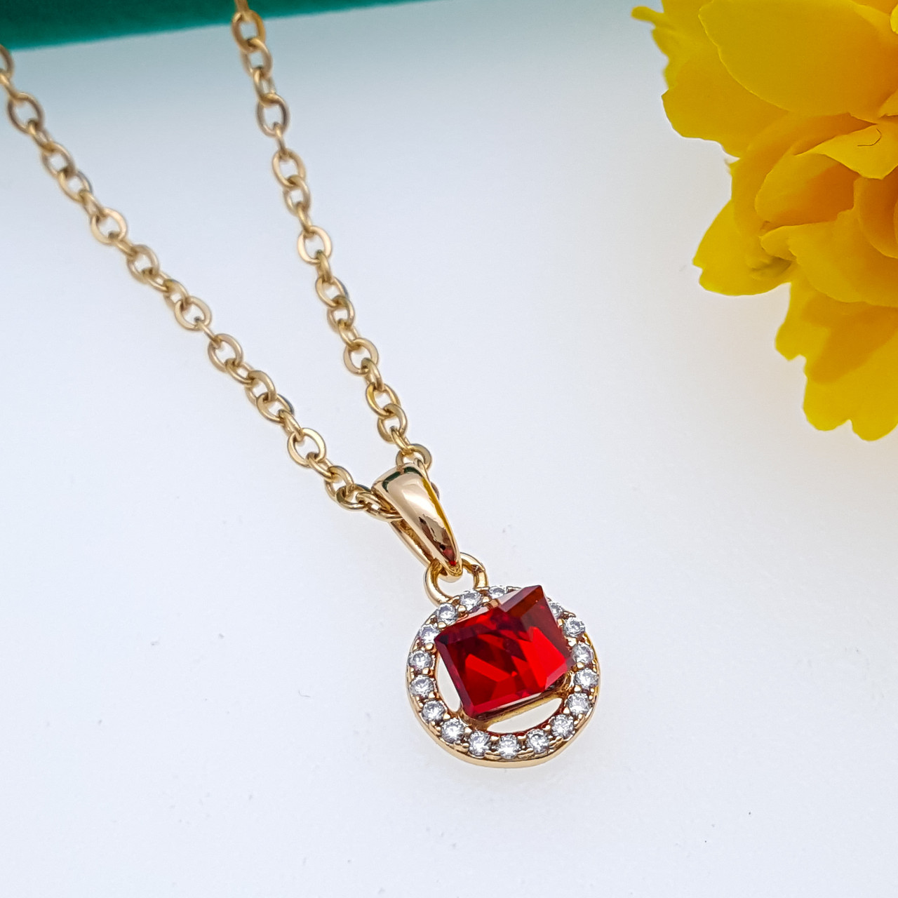 Підвіска "Куб" з червоним Swarovski та цирконієм, р.39-43,5, медсплав Xuping, позолота, 18К
