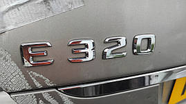 Шильдик емблема напис на багажник Mercedes E320 колір хром