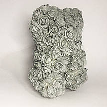 Ведмедик зі штучних 3D троянд 25 см. Колір: срібний, фото 2