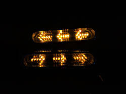 Поворотники з діодними стрілочками, повторювачі поворотів на бампері декоративні. Жовті