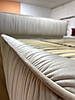 Двоспальне ліжко м'яке софт на подіумі MeBelle PUFFIE 180х200 см, стиль зефірка, світло-бежевий велюр, фото 4