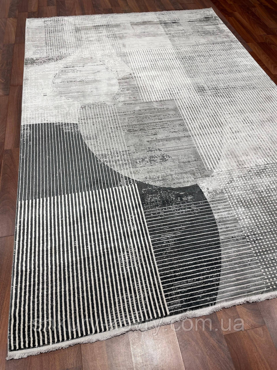 Сучасний сіро чорно білий килим з шовку з геометричним малюнком