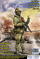 Фигура украинского солдата в масштабе 1/24. Оборона Киева, март 2022 г.(Сборная модель). MASTER BOX 24085