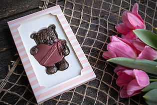 Шоколадна фігурка "Ведмедик з подарунком"