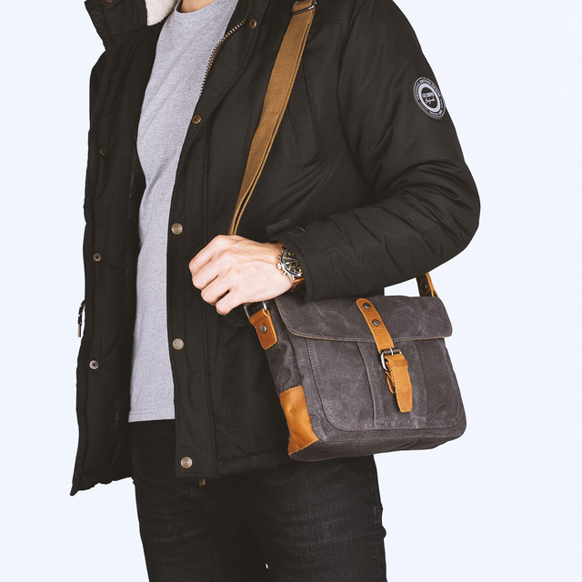 Фото чоловіка з вінтажною сумкою через плече Фото чоловіка з вінтажною сумкою через плече