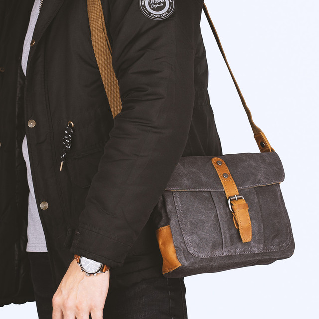 Фото чоловіка з вінтажною сумкою через плече Фото чоловіка з вінтажною сумкою через плече