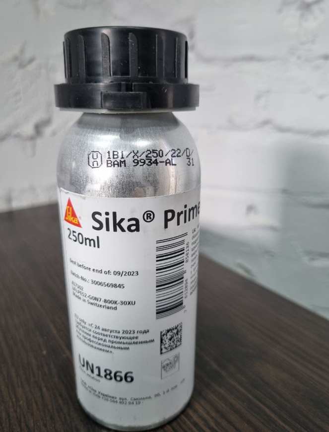 Праймер для покращення адгезії при встановленні скла Sika Primer 207 black 250 мл