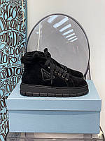 Женские черные короткие замшевые меховые кроссовки Prada ботинки с мехом и логотипом Прада зимние зима