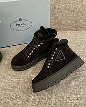 Жіночі зимові короткі чорні замшеві черевики кросівки на хутрі овчина Prada з логотипом Прада з хутром