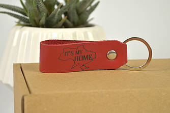 Шкіряний брелок в червоному кольорі з гравіюванням "It's my home"