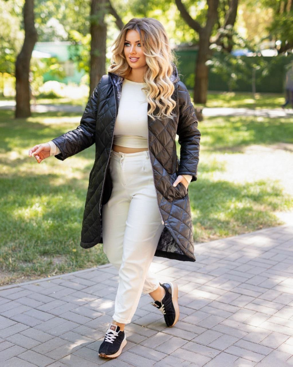 Жіноча подовжена стьобана куртка з капюшоном на синтепоні, фото 1