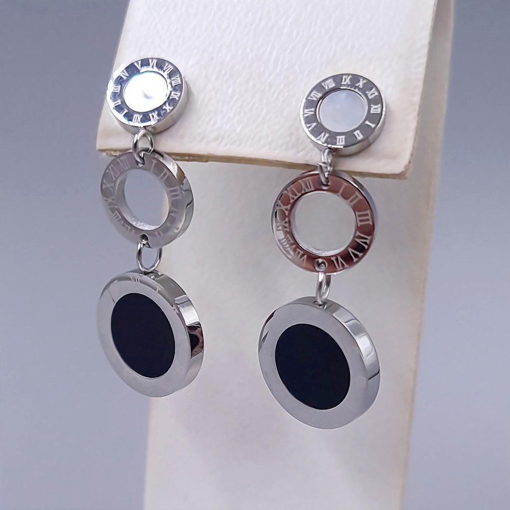 Сережки-гвоздики Stainless Steel з білою та чорною емаллю. Сталь. Родій. Довжина: 33 мм. Ширина: 13 мм.