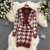Короткое вязаное платье в принт гусиная лапка (р. 42-44) 68PL4295 коричневый
