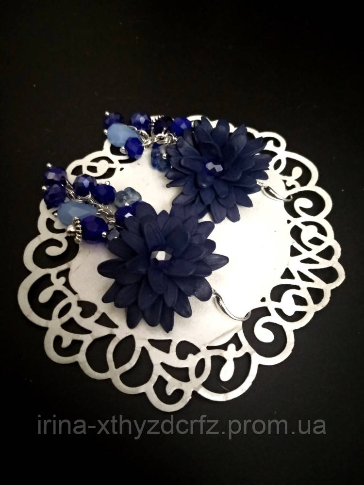 Сережки з темно-синіми квітами з полімерної глини та синім склом, фото 1