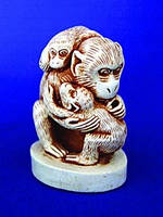 Нецке гіпсова фігурка Мавпа з дітьми