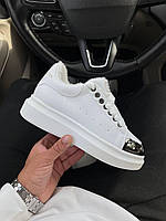 Жіноче взуття Alexander McQueen білого кольору на хутрі. Теплі кросівки для дівчат на щодень.