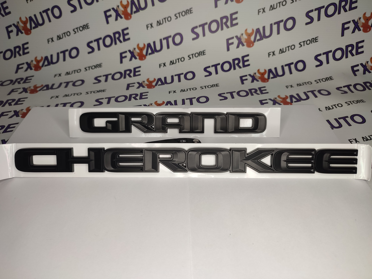 Емблема шильдик логотип напис букви GRAND CHEROKEE Чорна на чорному Матова 570 Х 25 мм для Jeep на двері