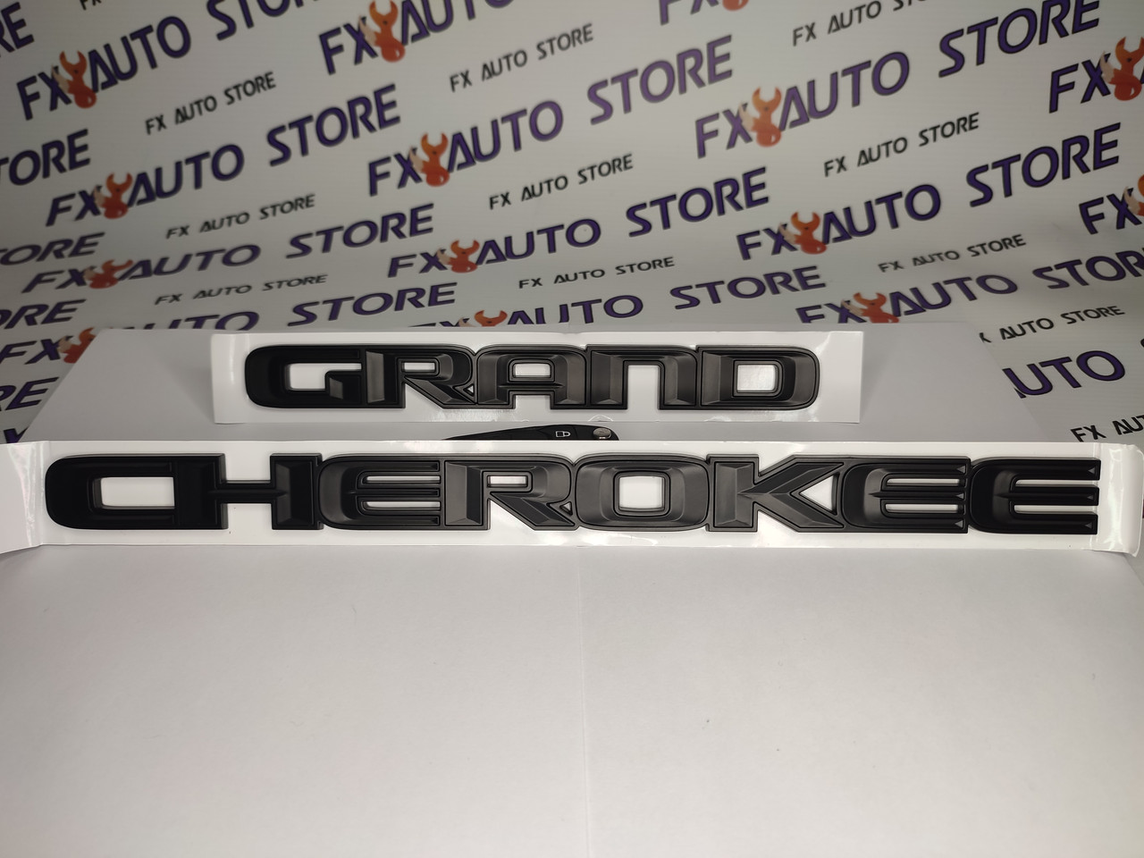 Эмблема шильдик логотип надпись буквы GRAND CHEROKEE Черный на черном Матовый 570 Х 25 мм для Jeep на дверь - фото 1 - id-p1688442420