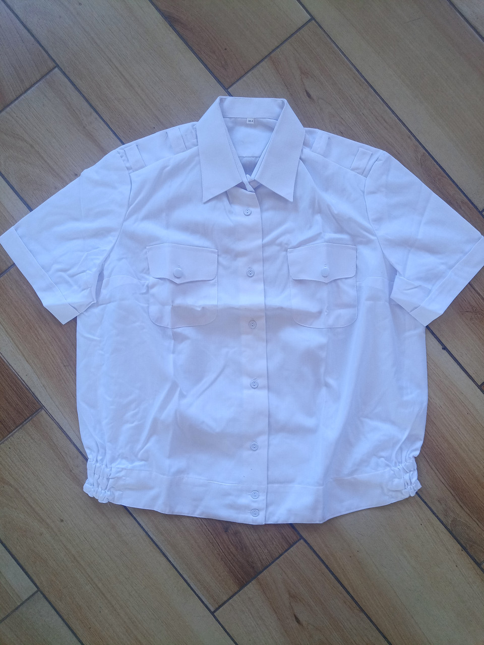 Белые рубашки для охранников короткий рукав на резинке - фото 1 - id-p1688457466