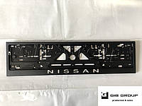 Рамка номерного знака c надписью и логотипом "Nissan" черная - надпись: белого цвета.