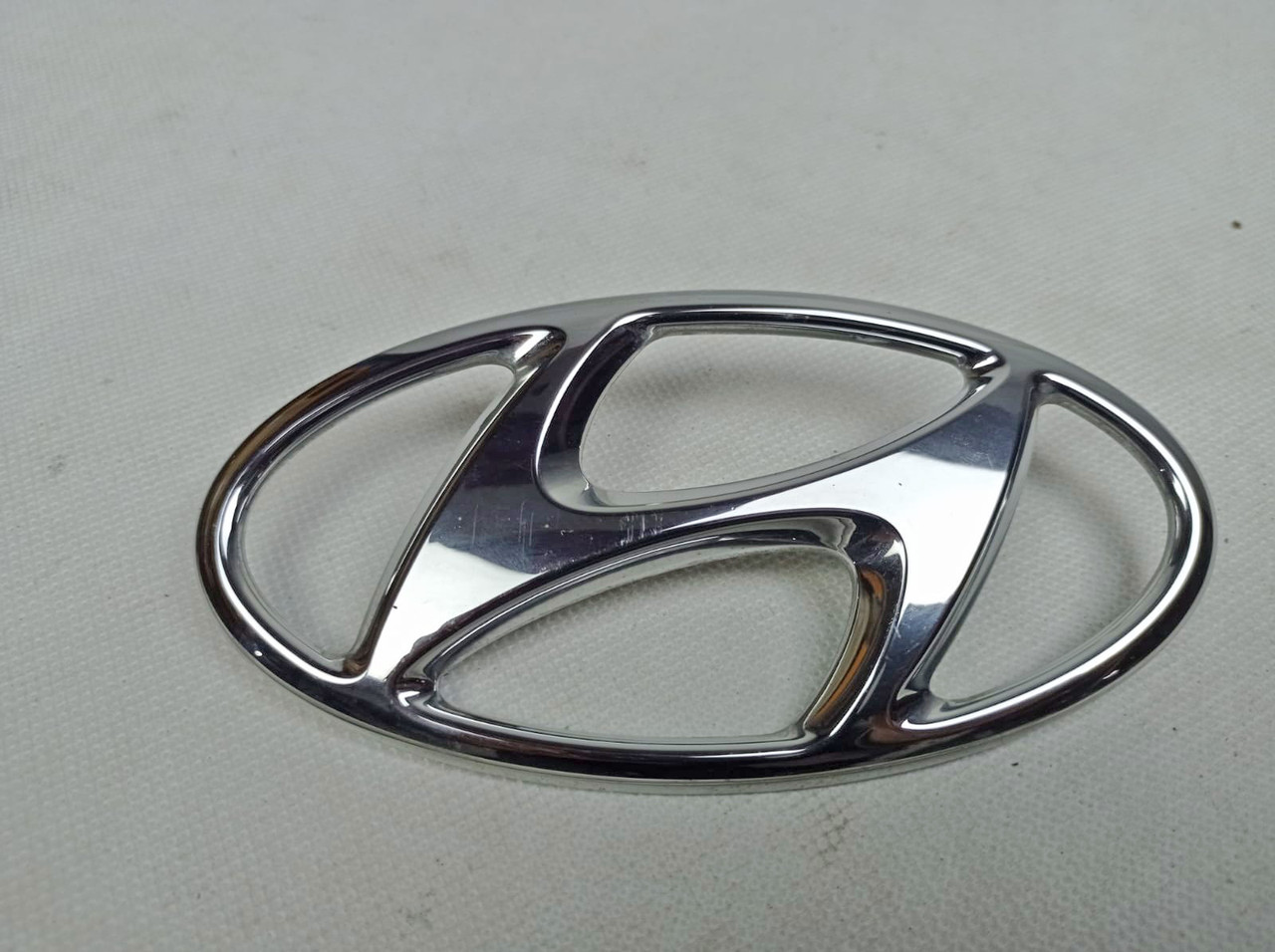 Емблема кришки багажника Hyundai Santa Fe 4 ТМ (2018-2021) дорещить 2.2 D HUNDAI знак оригінал б/у