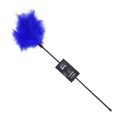 Лоскітка для еротичних ігор з пером молодого індика синього кольору Art of Sex Feather Paddle Talla