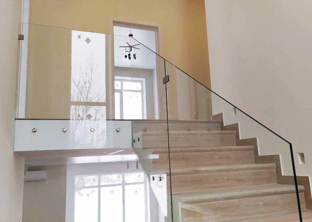 Ограждения, перила и поручни стеклянные для лестниц и балконов на точечном креплении LORENZO стекло 10 мм - фото 2 - id-p1689078357