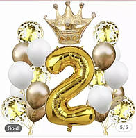 Фотозона на день рождения с золотыми и белыми шариками, короной и цифрой.