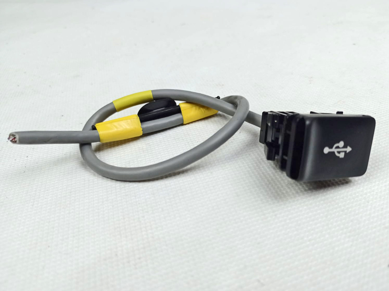 Кнопка (клавіша) USB Mitsubishi Outlander 3 (2018-наший час) 3-й рестайлінг підлокітника оригінал б/у