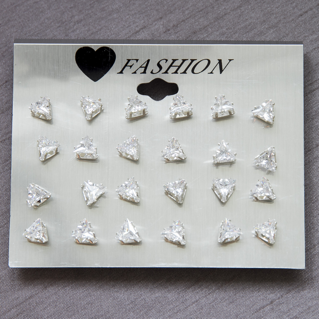 Серьги гвоздики пуссеты серебристого цвета Fashion Jewerly треугольнички камушки размер 7х7 мм набор из 12 пар - фото 1 - id-p1689473942