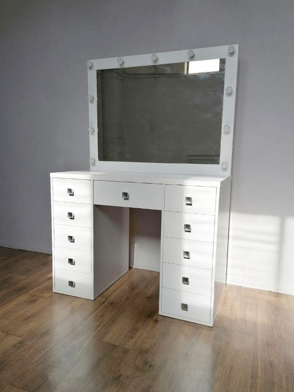 Двотумбовий візажний столик з дзеркалом в рамі