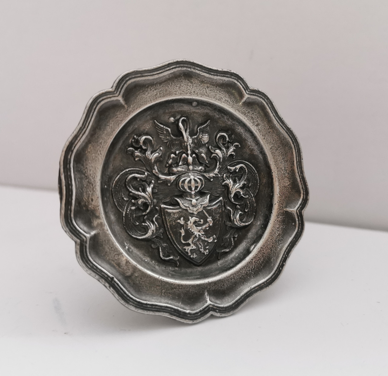 Мініатюрна декоративна олов'яна тарілка Доспехи, фото 1