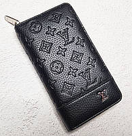 Женский клатч Louis Vuitton черного цвета из искусственной кожи с фирменным брендовым тиснением и фирменным ло