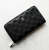 Черный женский клатч Louis Vuitton с фирменным брендовым тиснением и знаком бренда LV
