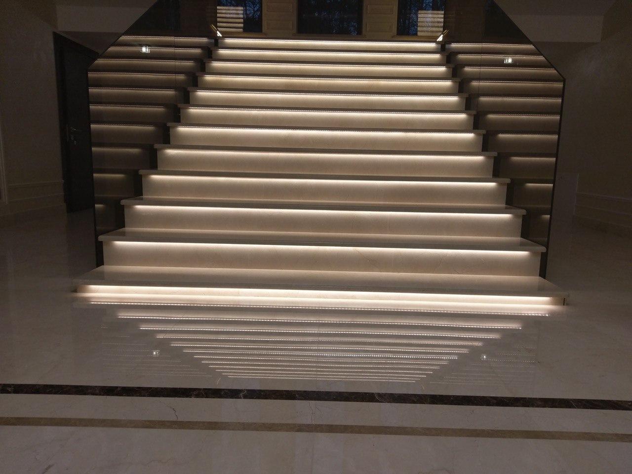 Лестница / ступени из мрамора " Crema Marfil " - фото 1 - id-p1690256370