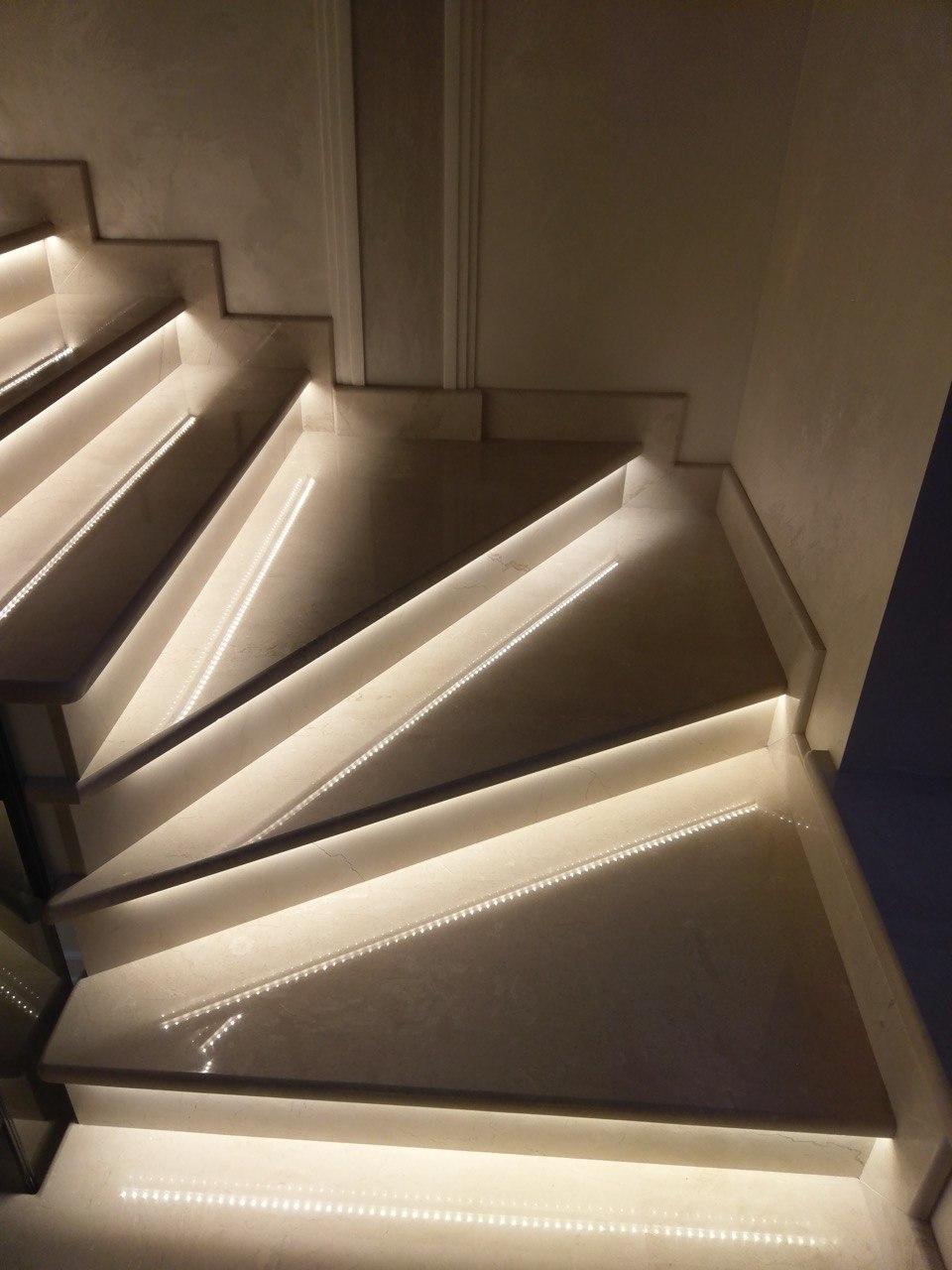Лестница / ступени из мрамора " Crema Marfil " - фото 2 - id-p1690256370