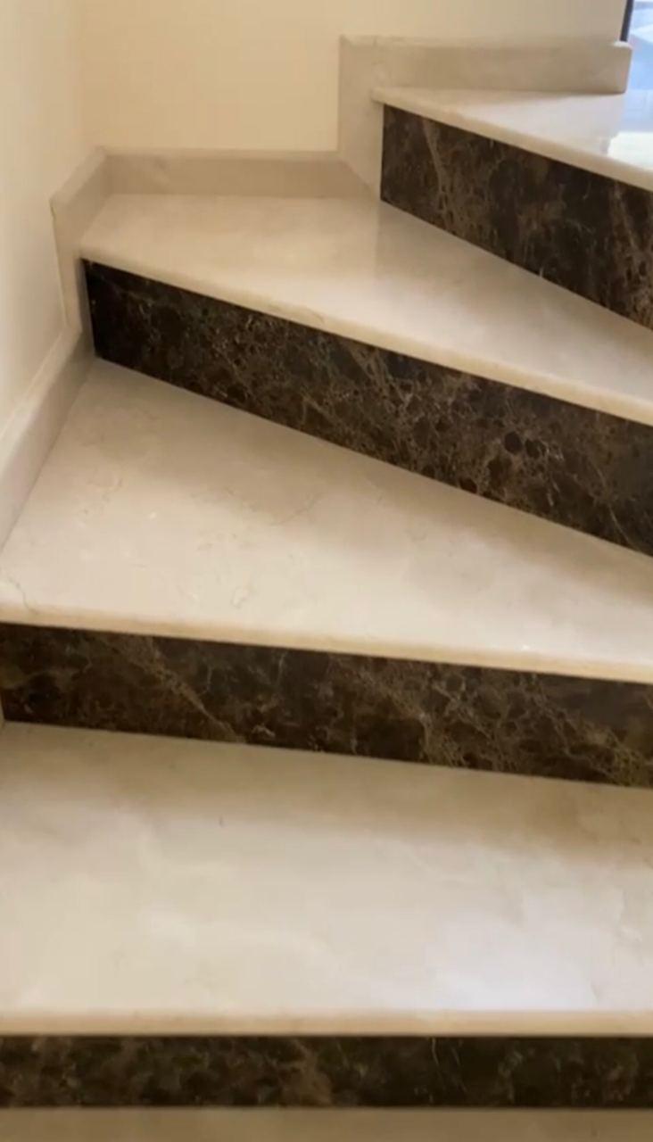 Лестница / ступени из мрамора " Crema Marfil / Emperador Dark " - фото 4 - id-p1690263858
