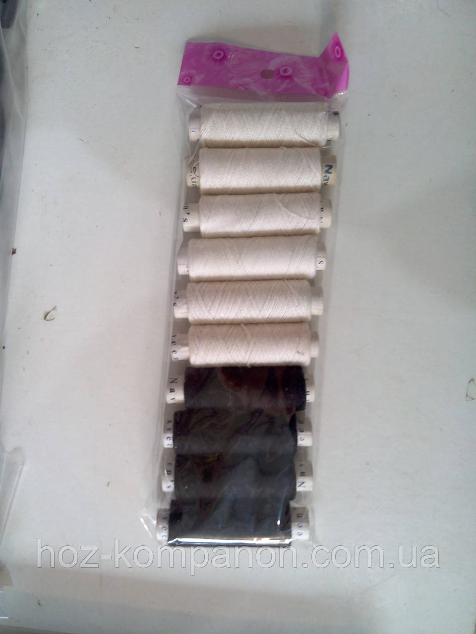 Нитки чорно-білі