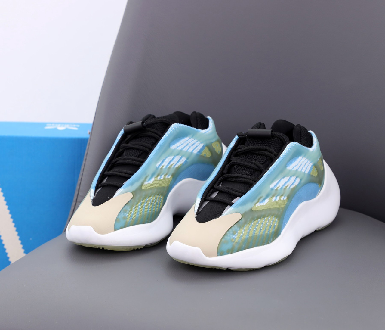 Жіночі бежеві Кросівки Adidas Yeezy Boost 700 V3 "Azael"