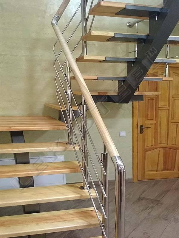 Огорожі для сходів з дерев'яним поручнем - фото 1 - id-p1690653655