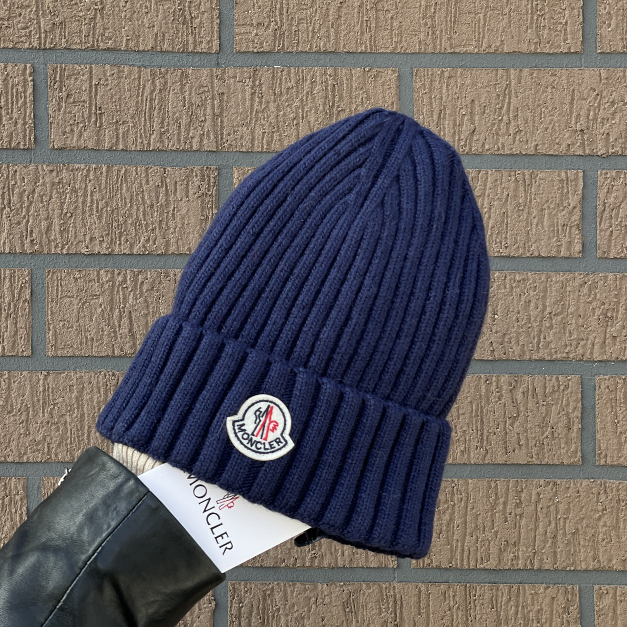 Синя шапка Moncler
