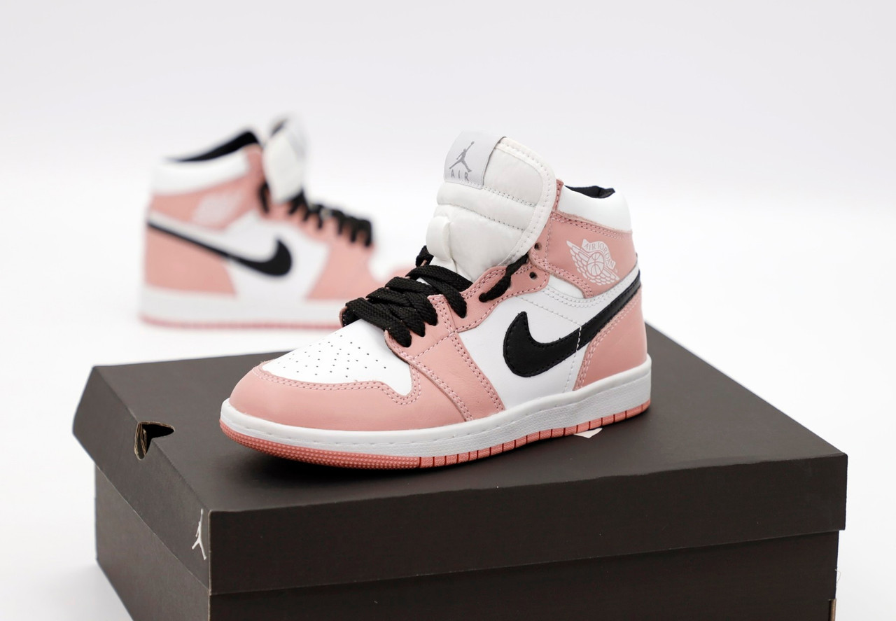Рожеві жіночі кросівки Nike Air Jordan 1 Retro