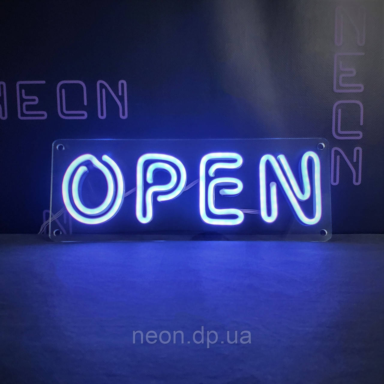 Неонова вивіска "OPEN"