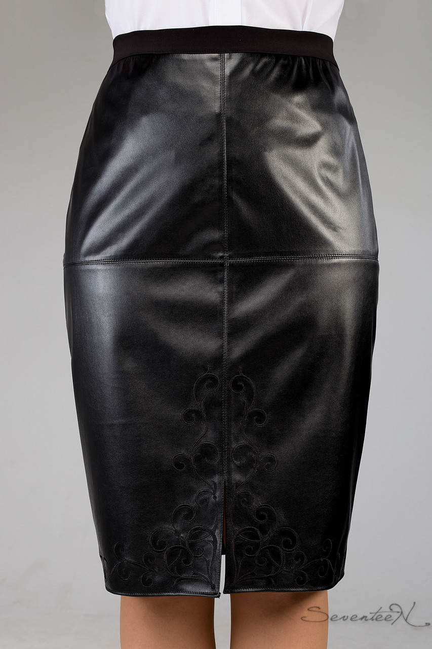 Шкіряна чорна ділова спідниця з розрізом попереду і ажурним малюнком великого розміру 48-54, фото 1