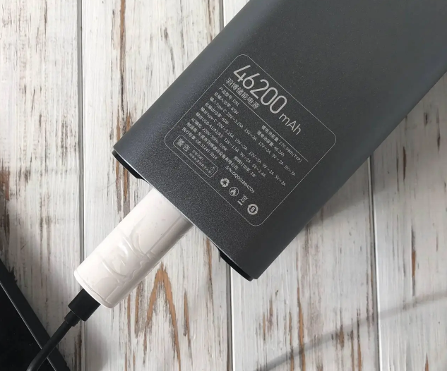 Портативное зарядное устройство power bank Yoobao EN 1 46200 mah PD 60 W черный фонарик с розеткой 220В-150W - фото 7 - id-p1691336022