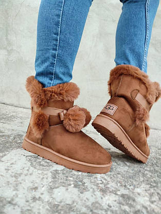 Рыжие угги UGG CAMEL с меховой опушкой лентой и помпонами женские эко замша, фото 3