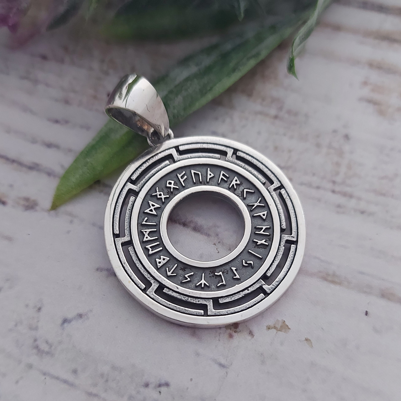 Коло Футарку, Рунічне Коло, Кулон амулет