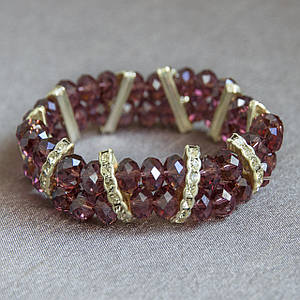 Браслет жіночий на руку на гумці з рожевими намистинами зі сріблястими елементами та білими кристалами