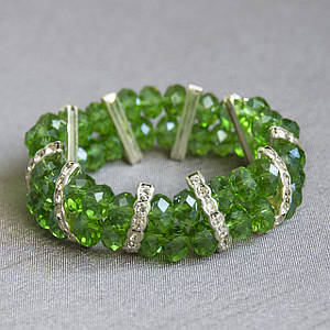 Браслет жіночий на руку на гумці з зеленими намистинами зі сріблястими елементами та білими кристалами